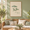Live in the Moment – Groene Parasol en Ligstoelen in een lichte serre met zachte saliegroene wand, rotan bank, linnen kussens en eiken lijst