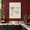 Pasta Is My Love Language – Groene Pastavork in een moderne keuken met bordeauxrode wand, zwarte kastjes, marmeren werkblad en dunne zwarte lijst