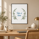 Take It Slow – Sierlijke Botanische Krans in een serene werkkamer met zandkleurige wand, eiken bureau, crème keramiek en dunne zwarte lijst