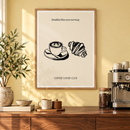 Coffee Lover Club – Cappuccino en Croissant in een gezellige koffiehoek met lichtgele wand, walnoten dressoir, koffiemachine en eiken lijst