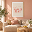 Salt Water Therapy – Rode Parasols en Strandstoelen in een zomerse woonkamer met zachtroze wand, zandkleurige bank, rotan tafel en eiken lijst