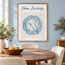 Slow Sundays – Blauw Sierbord en Bestek in een frisse eetkamer met lichtblauwe wand, walnoten eettafel, crème stoelen en eiken lijst