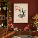 Slow Sundays – Wijnfles en Oesters in een sfeervolle barhoek met donkerrode muur, walnoten drankenkast, messing lamp en walnootkleurige lijst