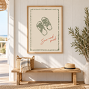 Sun and Sand – Groene Slippers in een lichte strandhuishal met witte houten wand, eiken bankje, geweven mand en eiken lijst