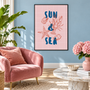 Sun & Sea – Rode Kreeft op Roze Raster in een kleurrijke zithoek met zachtblauwe wand, roze fluwelen fauteuil, marmeren tafel en dunne zwarte lijst