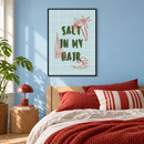 Salt in My Hair – Zomerillustraties op Blauw Raster in een tienerkamer met lichtblauwe wand, houten bed, rode kussens en dunne zwarte lijst