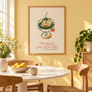 Satisfying Your Cravings – IJscoupe met Kers in een zonnige eetkamer met botergele muur, ronde witte tafel, houten stoelen en eiken lijst