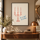 It’s So Good to Be Home – Rode Kandelaar in een gezellige hal met warme taupe wand, walnoten console, koperen lamp en dunne zwarte lijst