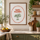 Simple Pleasures – Vruchtenschaal en Rode Sierrand in een landelijke keuken met olijfgroene kastjes, witte muur, houten planken en walnootkleurige lijst