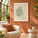 Keep Life Simple – Groene Bloemenvaas in een rustige serre met terracottawand, crème fauteuil, keramische bijzettafel en eiken lijst