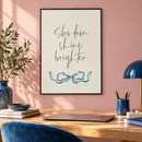 Slow Down Shine Brighter – Blauwe Lintstrik in een ontspannen werkplek met poederroze muur, eiken bureau, blauwe accessoires en dunne zwarte lijst