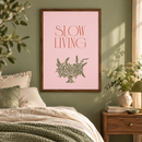 Slow Living – Groen Bloemenboeket op Roze in een romantische slaapkamer met zachte groene wand, beige linnen beddengoed, houten nachttafel en walnootkleurige lijst
