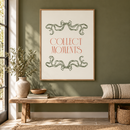 Collect Moments – Groene Linten in een lichte hal met een houten bankje en olijfgroene wand