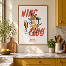 Wine Club – Wijnkoeler en Gele Accenten in een kleine keuken met mosterdgele kastjes en marmeren blad