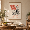Wine & Dine – Wijnfles, Kaas en Druiven in een landelijke eetkamer met kalkmuur en rustieke houten tafel