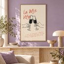 La Dolce Vita – Proostende Champagneglazen in een lichte woonkamer met lila accentwand en travertin console