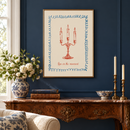 Live in the Moment – Rode Kandelaar en Blauwe Krulrand in een klassieke woonkamer met donkerblauwe wand en antieke console