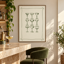 Groene Coupeglazen – Vintage Raster in een moderne barhoek met travertin blad en groene kruk