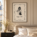 Enjoy Life – Vrouw met Bloemen en Zwarte Krulrand in een Parijse slaapkamer met beige wand en zwart nachtkastje