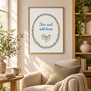 Free Soul Wild Heart – Groene Botanische Krans in een rustige leeshoek met linnen fauteuil en lichte eiken boekenkast