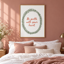 Be Gentle with Your Heart – Groene Bladerenkrans in een zachte slaapkamer met oudroze muur en witte bedsprei