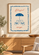 Blissful Escape – Strandstoelen en Parasol boven een houten dressoir in een licht interieur met natuurlijke accessoires.