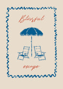 Twee blauwe strandstoelen onder een parasol met rode typografie en een blauwe golfrand op beige.
