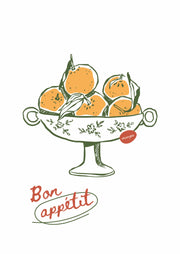 Een groene sierlijke fruitschaal met oranje citrusvruchten en de rode tekst Bon appétit op wit.