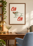 Cin Cin – Hand met Groen Cocktailglas in een sfeervol interieur