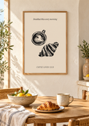 Coffee Lover Club – Koffie en Croissant in een lichte eetkamer met een houten tafel