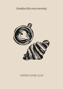 Coffee Lover Club – Koffie en Croissant – Een zwarte koffieillustratie en croissant met subtiele Coffee Lover Club letters op beige.