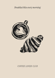 Coffee Lover Club – Koffie en Croissant – Een zwarte koffieillustratie en croissant met subtiele Coffee Lover Club letters op beige.