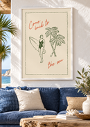 Come Back to the Sea – Surfer en Palmbomen boven een blauwe bank in een lichte woonkamer