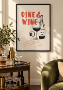 Dine & Wine – Wijnfles en Glas boven een drankentrolley in een rustige cocktailhoek