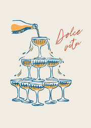 Dolce Vita – Champagnetoren – Een blauwe toren van champagneglazen met gouden drank en rode Dolce vita letters op crème.