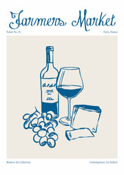 Farmers Market – Blauwe Wijn en Druiven – Blauwe wijnfles, glas en druiven met Farmers Market letters op crème en witte galerijmarges.