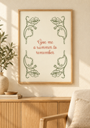 Give Me a Summer to Remember – Bloemen boven een houten dressoir in een licht interieur met natuurlijke accessoires.