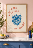 Got Plans with Myself – Kersen op Schaal in een keuken met een roze muur en blauwe kast