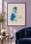 Got Plans with Myself – Vrouw met Zonnebril in een zithoek met een lavendelkleurige muur en blauwe fauteuil