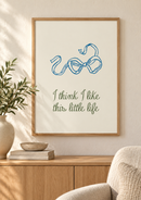 I Think I Like This Little Life – Blauwe Strik boven een houten dressoir in een licht interieur met natuurlijke accessoires.