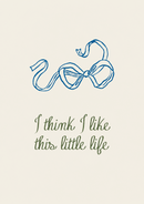 Een blauwe strik boven de groene quote I think I like this little life op een rustige crème achtergrond.