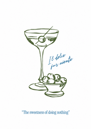 Il Dolce Far Niente – Cocktail en Olijven – Een groene cocktail met olijven, een schaaltje olijven en blauwe Il dolce far niente letters op wit.