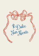 Il Dolce Far Niente – Dubbele Terracotta Strik – Een dubbele terracotta strik boven blauwe sierletters op crème.