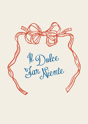 Il Dolce Far Niente – Dubbele Terracotta Strik – Een dubbele terracotta strik boven blauwe sierletters op crème.