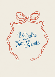 Il Dolce Far Niente – Terracotta Lintstrik – Een terracotta lintstrik met blauwe sierletters op crème.
