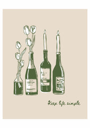 Keep Life Simple – Wijnflessen en Bloemen – Groene wijnflessen met bloemen en kaarsen, plus Keep life simple letters op beige met witte marges.