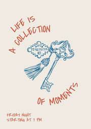 Life Is a Collection of Moments – Blauwe Sleutel – Rode woorden en een blauwe sleutel met lint op een lichte achtergrond.