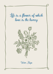 Life Is a Flower – Botanisch Boeket – Een groen bloemenboeket, blauwe Life is a flower tekst en een fijne groene rand op crème.