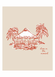 Live in the Moment – Rood Strandhuis – Een rood strandhuis met palmbomen en de woorden Live in the Moment op beige, met witte marges.