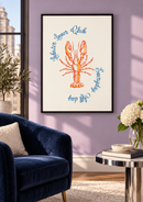 Lobster Lover Club – Kreeft met Blauwe Letters in een sfeervol interieur